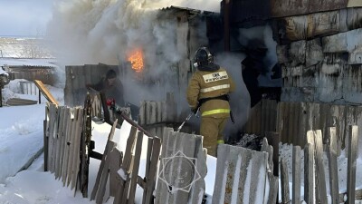 Два газовых и один кислородный баллон вынесли пожарные из огня в Акмолинской области