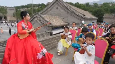 Казахский кюй исполнили юные музыканты на Великой Китайской стене в День домбры