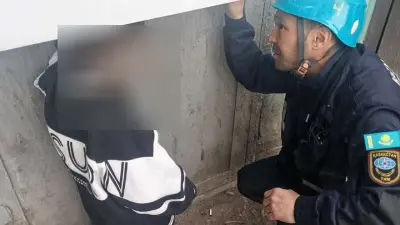 Спасатели МЧС освободили мальчика, который застрял в аппарате по продаже воды в Экибастузе 