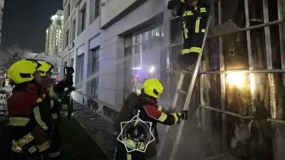 В Алматы загорелась обшивка жилого комплекса по Аль-Фараби