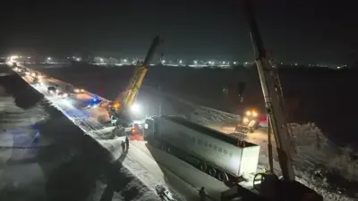 Иностранная грузовая фура опрокинулась в кювет на трассе в ВКО