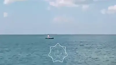 Двух девушек на надувном матрасе унесло ветром на озере в СКО
