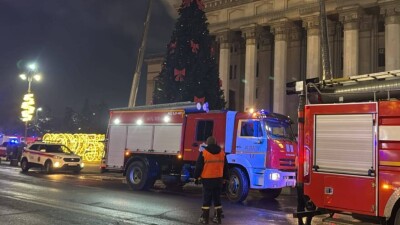 Пожар в здании КБТУ тушат спасатели ДЧС Алматы