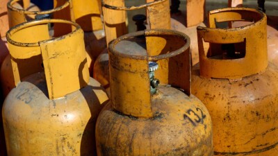 50-литровый газовый баллон вынес спасатель из пожара в Актобе