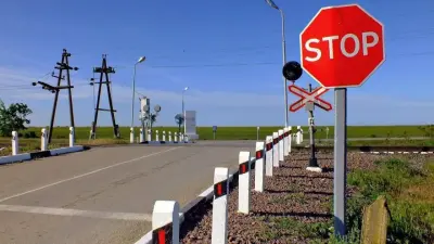 Легковой автомобиль столкнулся с грузовым поездом на станции Матай: водитель скрылся с места ДТП