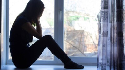 Пыталась спрыгнуть с шестого этажа: полицейские спасли женщину в Уральске