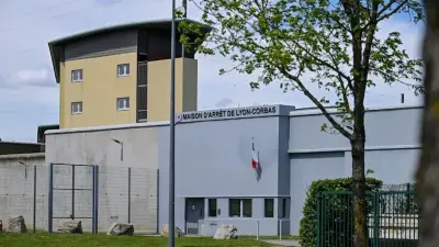 Во Франции заключённый сбежал из тюрьмы в дорожной сумке сокамерника