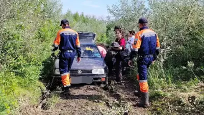 Автомобиль застрял в грязи близ Уральска: пассажиров эвакуировали спасатели