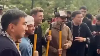 Backstreet Boys посадили деревья в Парке мира и согласия в Астане