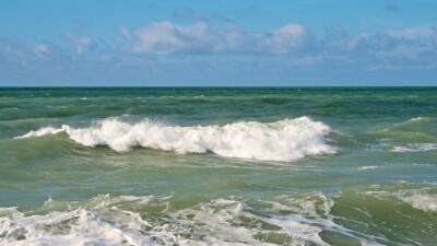 Заглох мотор: троих парней спасли в Каспийском море