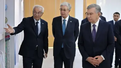 Токаев и Мирзиёев посетили текстильный кластер в Узбекистане