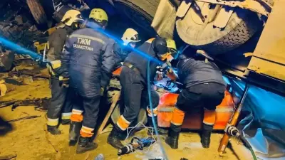 Мужчину зажало в авто под грузовиком в ДТП на трассе в Жетысуской области