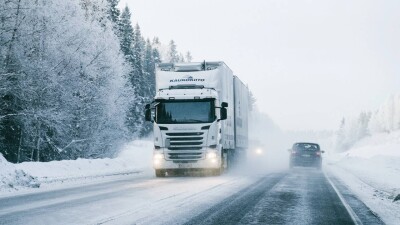 Большегруз заблокировал движение для полусотни грузовиков на перевале Кордай