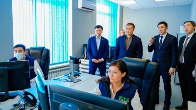 Коммунальный транспорт в Астане будут отслеживать так же, как и общественный: Женису Касымбеку показали пилотный проект