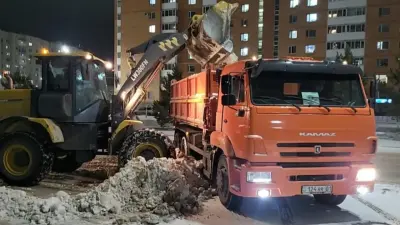 В Астане продолжают круглосуточную уборку снега