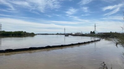 Дополнительную дамбу для защиты кладбища построили в селе Сарайшык