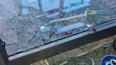 Ребёнок поранился о стеклянную перегородку в аэропорту Алматы