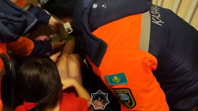 Пятилетняя девочка застряла ногой в радиаторе отопления: ей на помощь пришли спасатели Астаны