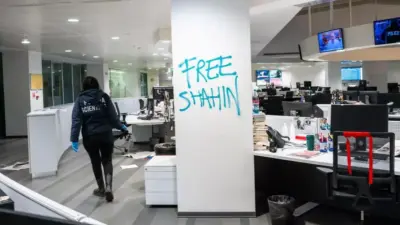 Пропалестинские активисты разгромили и забросали фекалиями офис газеты в Италии