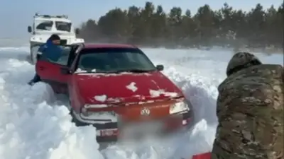 В Костанайской области из снежного заноса эвакуировали 13 человек