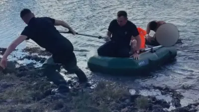 Лодка с тремя подростками перевернулась посреди озера в СКО: детей спасли сотрудники МЧС РК