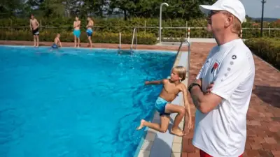 В Баварии мэр вышел работать вместо заболевших спасателей, чтобы бассейн не закрыли