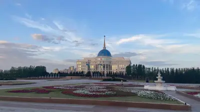 Макрон написал пост на казахском языке о телефонном разговоре с Токаевым