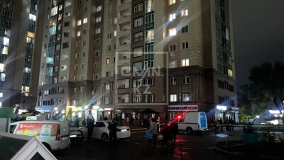 Девушка выпала из окна многоэтажки в Алматы: полиция возбудила уголовное дело