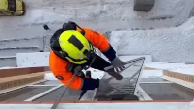 В Астане спасатели помогли матери попасть к запертым в квартире детям