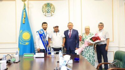 Аким Жетысуской области встретился с Демеу Жадраевым и подарил его матери ключи от нового дома 