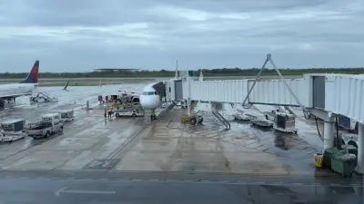 Самолёт American Airlines экстренно сел в Нью-Йорке из-за поломки туалетов