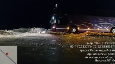 Пассажирский автобус съехал в кювет на трассе Астана – Караганда