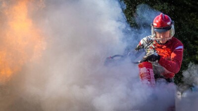 Два автомобиля спасли из огня на СТО пожарные Уральска
