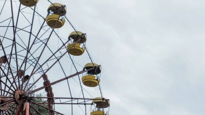 Женщина и ребёнок пострадали во время падения кабинки одного из аттракционов в парке Караганды