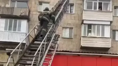 Двоих малышей спасли сотрудники МЧС из запертой квартиры в Темиртау