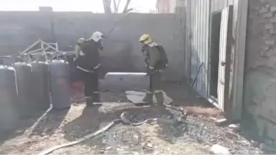 Спасатели МЧС вынесли 15 газовых баллонов из огня в Таразе
