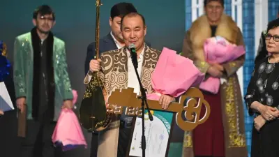 Победителю конкурса айтысов подарили квартиру в Астане