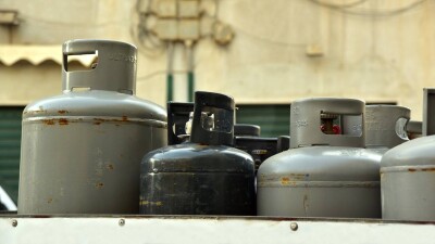 Спасатели ВКО эвакуировали из пожара 5 автомобилей и газовый баллон