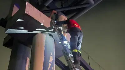 Спасатели Алматы сняли ребёнка с недостроенного пешеходного моста