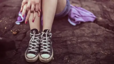 Сидела на балконе 13 этажа: пожарный спас 15-летнюю девочку от суицида в Астане