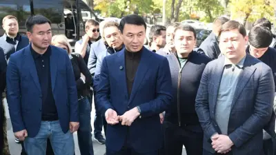 Дархан Сатыбалды обещал взять на личный контроль переселение жителей Алматы из ветхого жилья