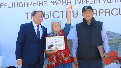 Пострадавшие от паводка жители села Кумсай получили ключи от новых домов