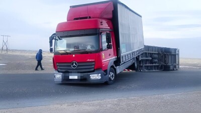 Прицеп большегруза перевернулся от порыва ветра на трассе в Абайской области