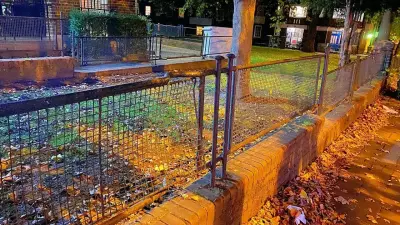 Заборы из носилок времён Второй мировой войны всё ещё используют в южной части Лондона