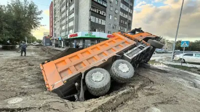 Грузовик провалился в яму из-за обрушения дорожного полотна в Семее