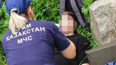 Спасатели ДЧС Алматы вытащили подростка из 10-метрового кювета в горах