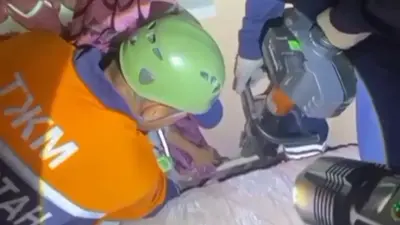 В Таразе спасатели освободили девочку, нога которой застряла между стеной и трубой