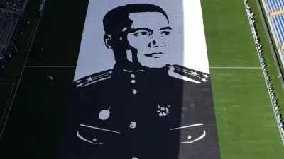 Портрет Бауыржана Момышулы размером с футбольное поле создали из детских рисунков в Астане