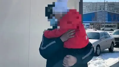 Пятилетняя девочка гуляла одна у проезжей части в Семее: прохожий отвёл её в полицию