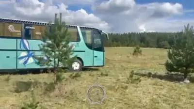 99 туристов на двух автобусах вытащили из грязи спасатели в Бурабайском районе